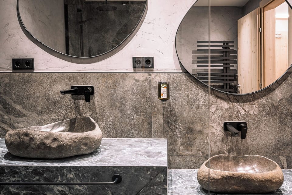 Family Room (Berg Buddies Cave) | Bathroom | Free toiletries, hair dryer, bathrobes, towels