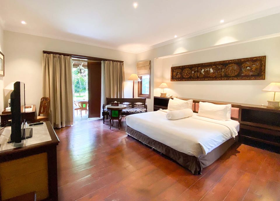 Executive Room, Non Smoking | Premium bedding, in-room safe, individually decorated, desk