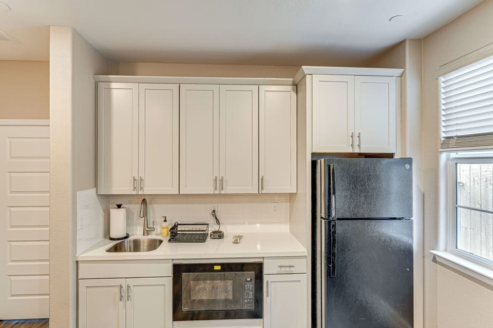 Kitchenette | Hot Plate | Drip Coffee Pot