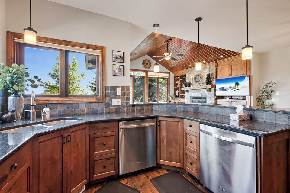 Deluxe Chalet, Mountain View, Mountainside | Private kitchen | Coffee/tea maker, electric kettle
