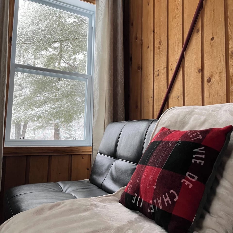 Chalet, 2 Bedrooms | Living area