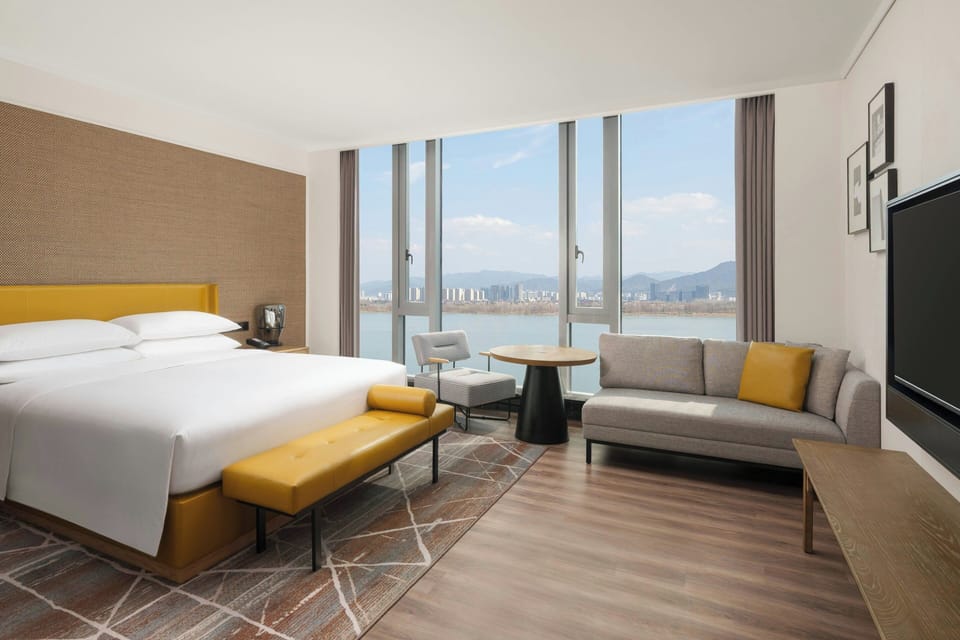 Executive Riverview Suite | Premium bedding, down comforters, minibar, in-room safe