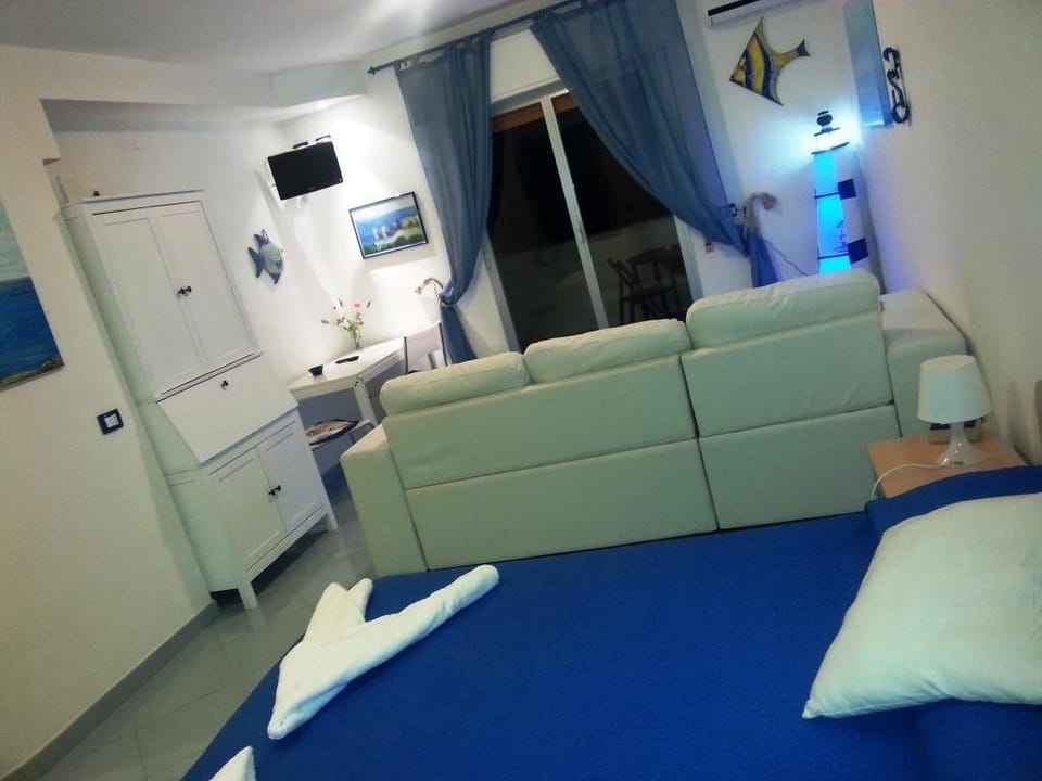 Double Room | In-room safe, desk, free cribs/infant beds