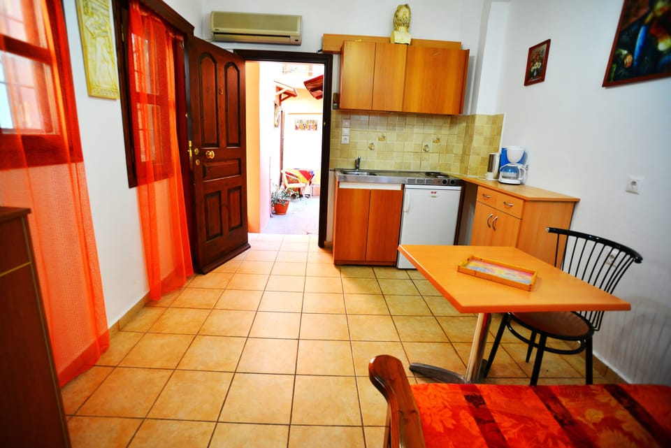 Studio | Private kitchenette | Fridge, coffee/tea maker, electric kettle