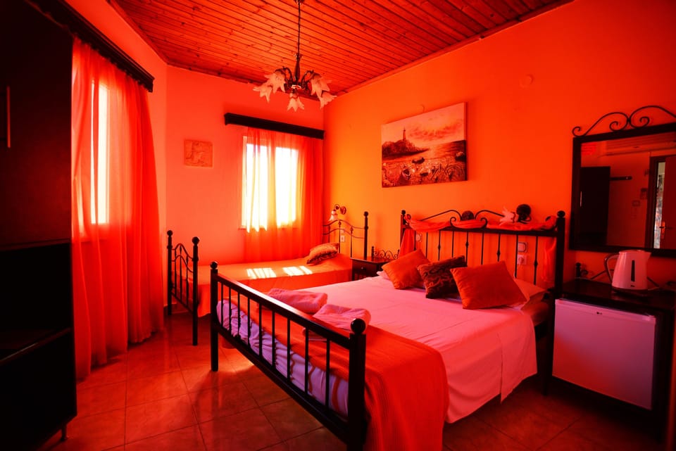 Triple Room | Free cribs/infant beds, free WiFi, bed sheets