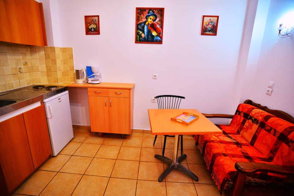 Studio | Living area | TV