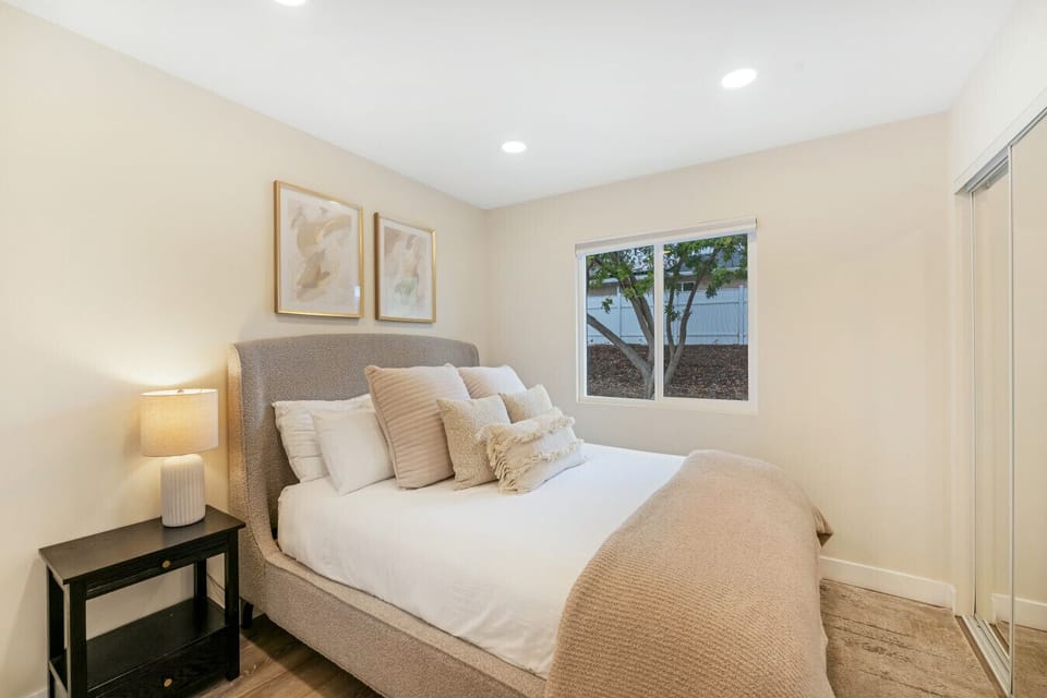 Bedroom 4 with Queen bed