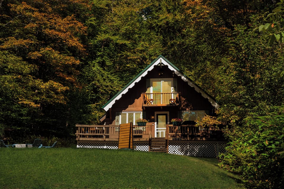 Escape to this beautiful cabin in the woods with lake views ! 