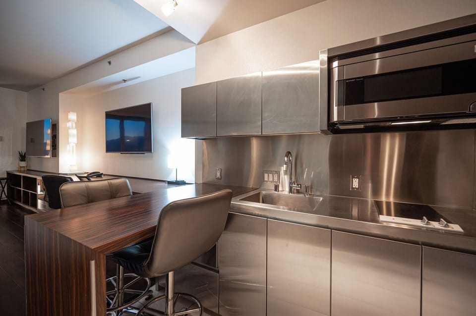 Kitchenette with a Breakfast Bar Sitting