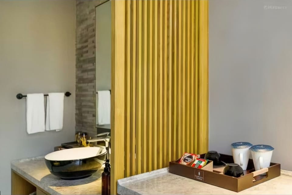 Deluxe Double Room, City View | Bathroom | Shower, rainfall showerhead, free toiletries, hair dryer