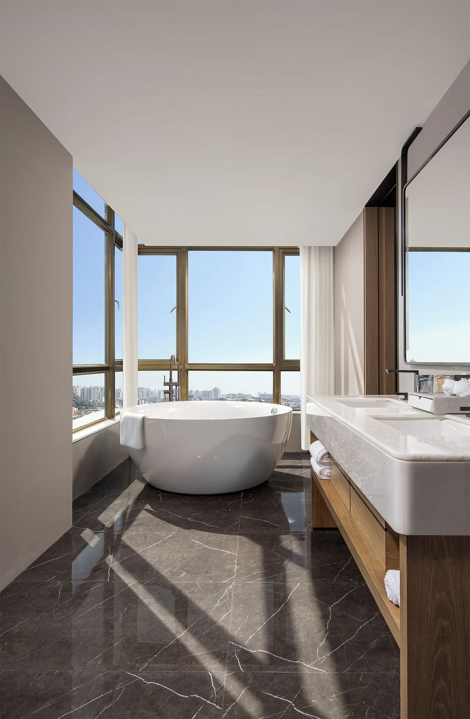 Executive Suite, City View | Bathroom | Free toiletries, hair dryer, bathrobes, slippers