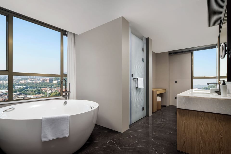 Executive Suite, City View | Bathroom | Free toiletries, hair dryer, bathrobes, slippers