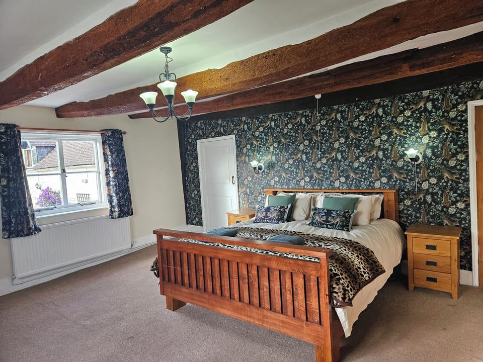 Big Cat Nap, the master bedroom with emperor bed and ensuite on the first floor