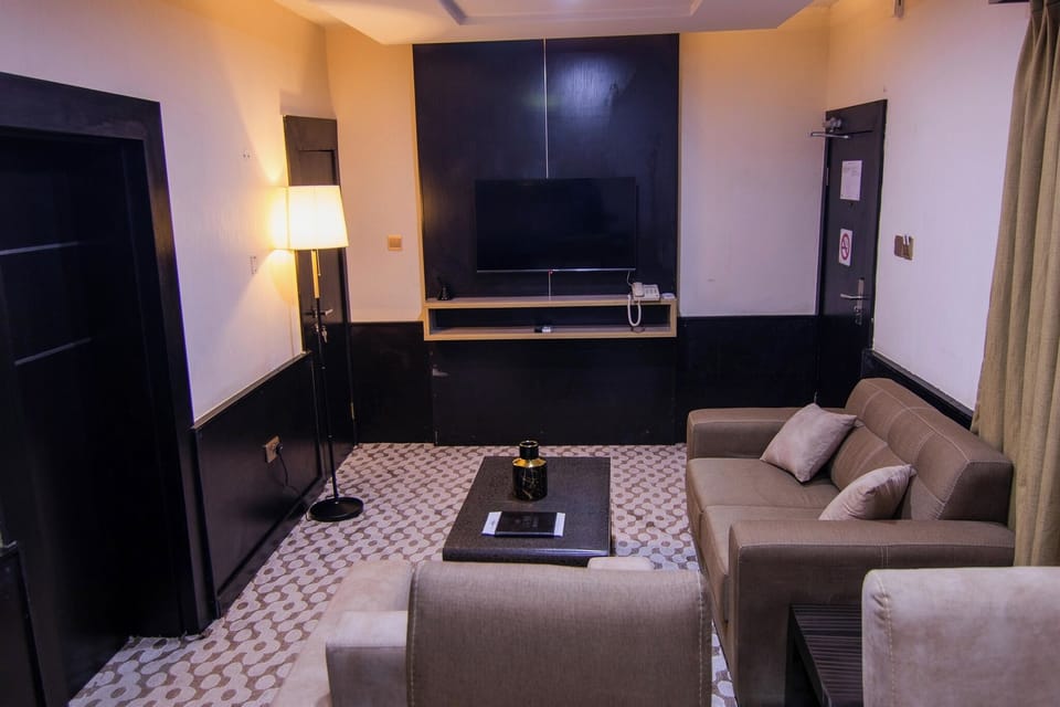 Economy Room, Balcony, City View | Living area
