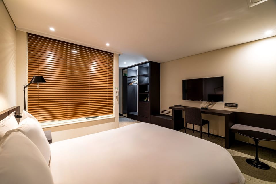 Desk, laptop workspace, free WiFi, bed sheets