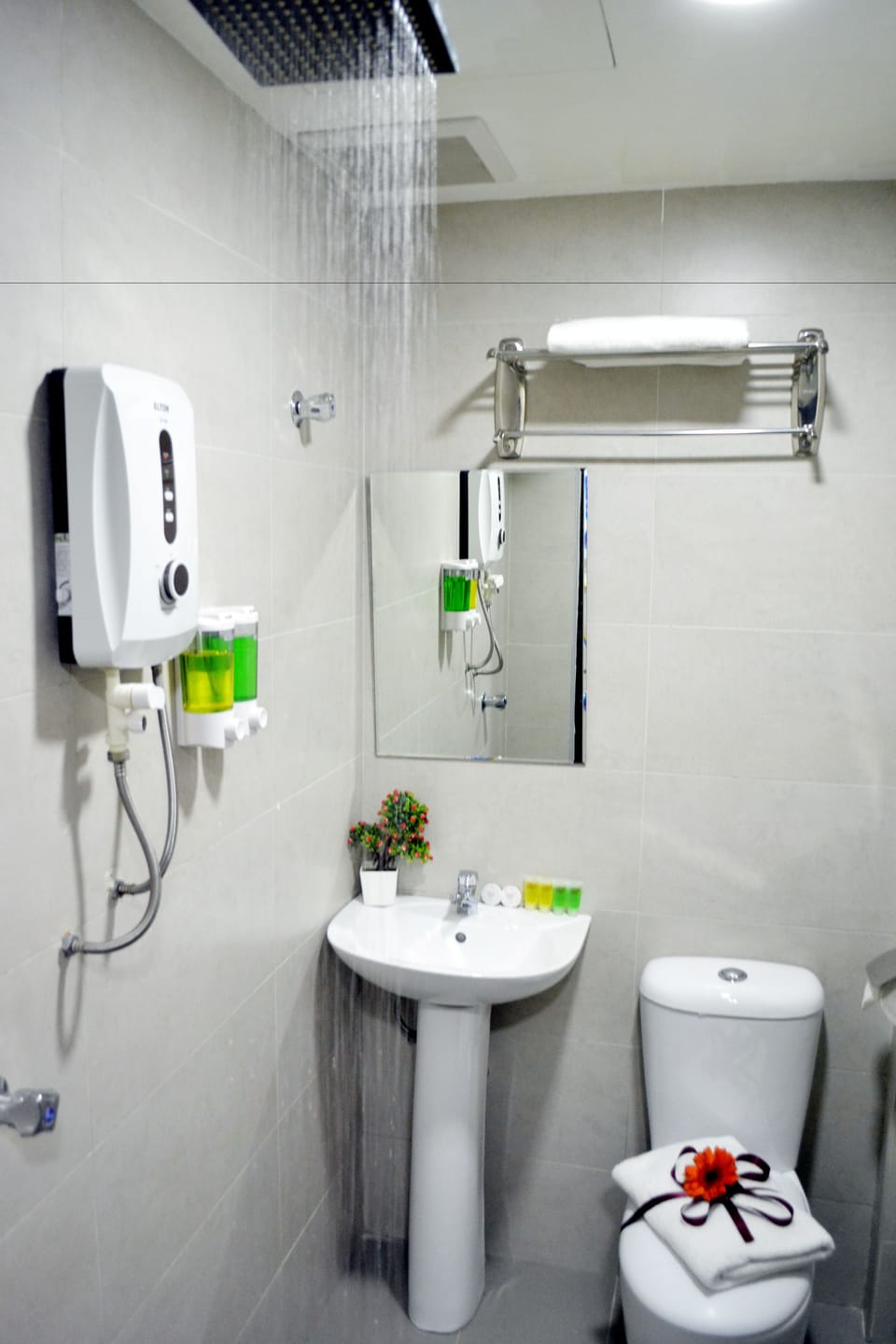 Shower, rainfall showerhead, free toiletries, hair dryer