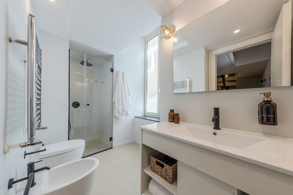 City Quadruple Room | Bathroom | Shower, rainfall showerhead, free toiletries, hair dryer