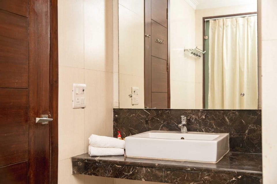 Shower, rainfall showerhead, free toiletries, slippers
