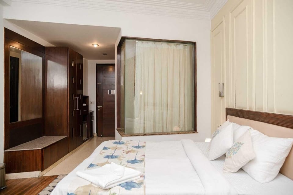 Premium bedding, down comforters, minibar, in-room safe