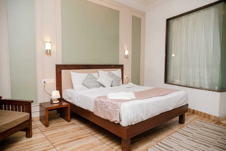 Deluxe Double Room, 1 King Bed, Balcony | Premium bedding, down comforters, minibar, in-room safe