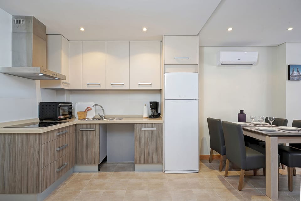 Full-size fridge, microwave, oven, stovetop