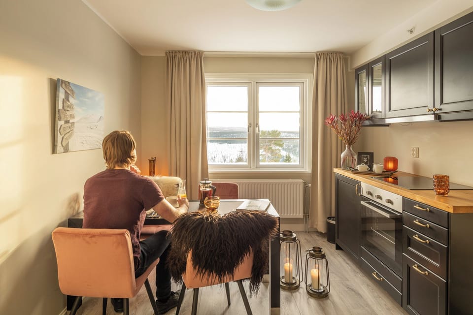 Deluxe Suite | Private kitchen | Mini-fridge, highchair, eco-friendly cleaning products