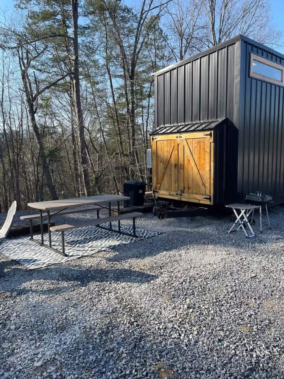 Outdoor Lounge: Enjoy al fresco dining with stunning nature views and the perfect picnic setup!