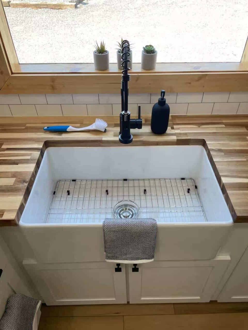 Kitchen: Stylish farmhouse sink and modern decor invite culinary creativity and memorable meals!