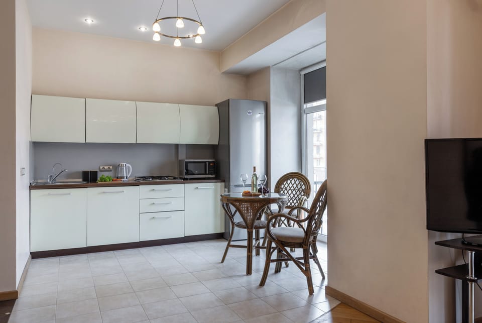 Full-size fridge, microwave, stovetop, dishwasher