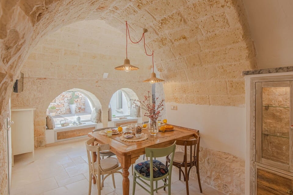 Wall, Interior Design, Architecture, Ceiling, Lighting, Arch, Flooring, Furniture, Light Fixture, Molding