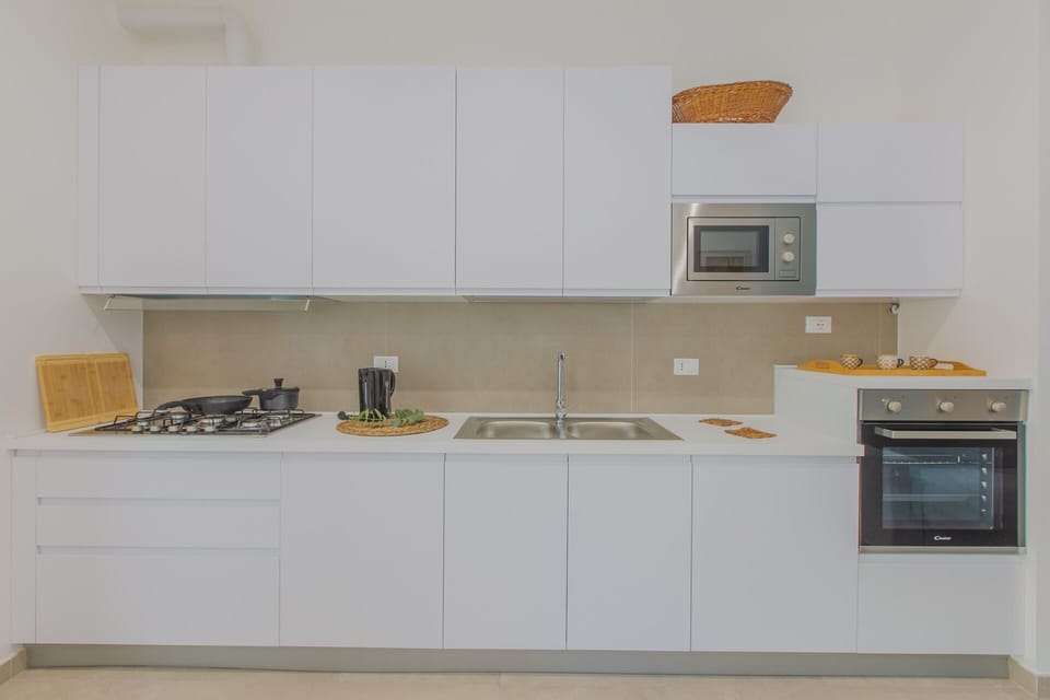 Kitchen, Kitchen Appliance, Countertop, Major Appliance, Interior Design, Wood, Cabinetry, Flooring, Kitchen Stove, Stove