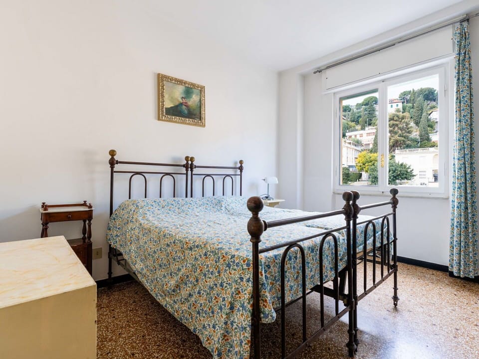 Bedroom, Bed, Bed Sheet, Bedding, Furniture, Interior Design, Room, Bed Frame, Floor, Linens