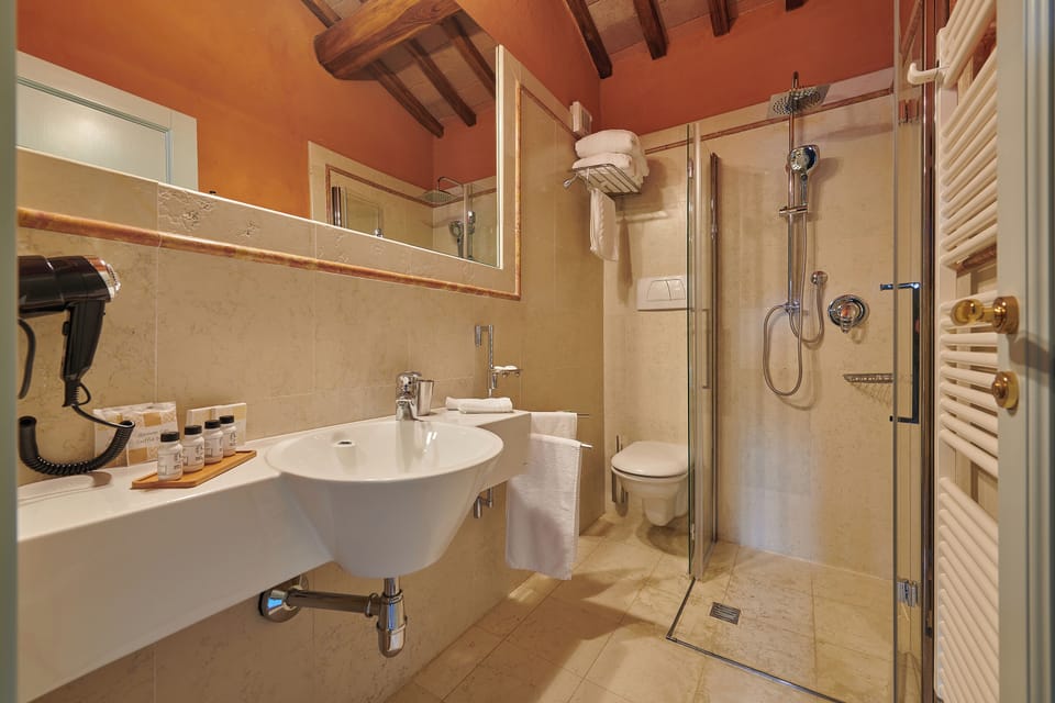 Classic Double Room | Bathroom | Jetted tub, rainfall showerhead, hair dryer, slippers