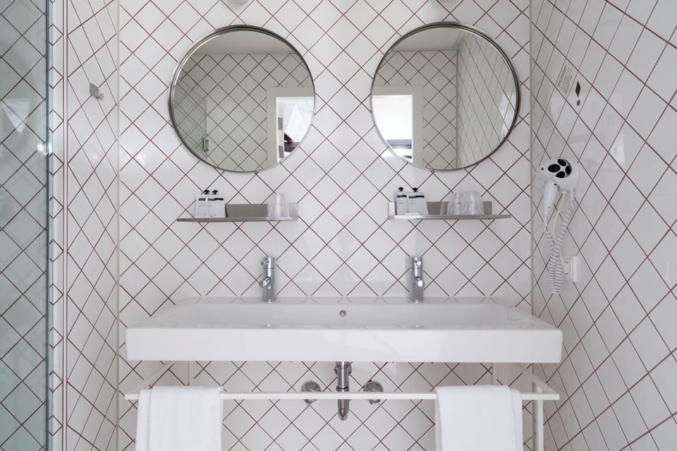 Shower, rainfall showerhead, free toiletries, hair dryer