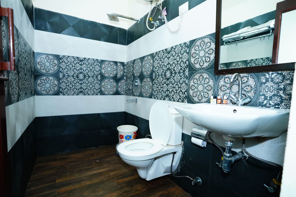 Comfort Double Room, Mountain View | Bathroom | Shower, rainfall showerhead, free toiletries, towels