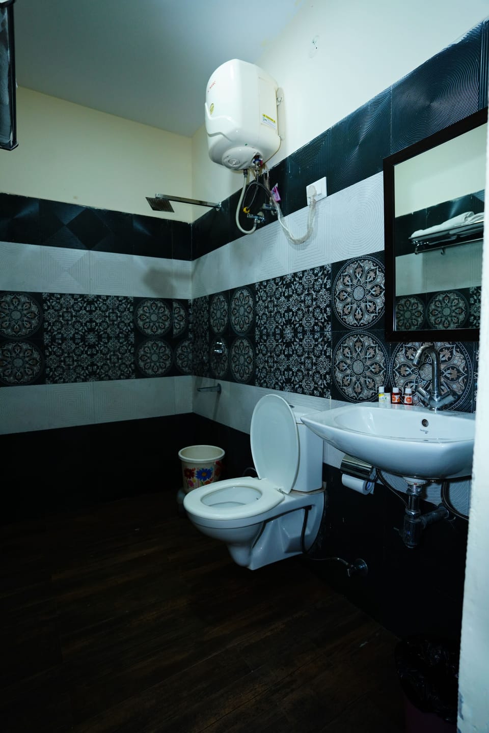 Comfort Double Room, Mountain View | Bathroom | Shower, rainfall showerhead, free toiletries, towels