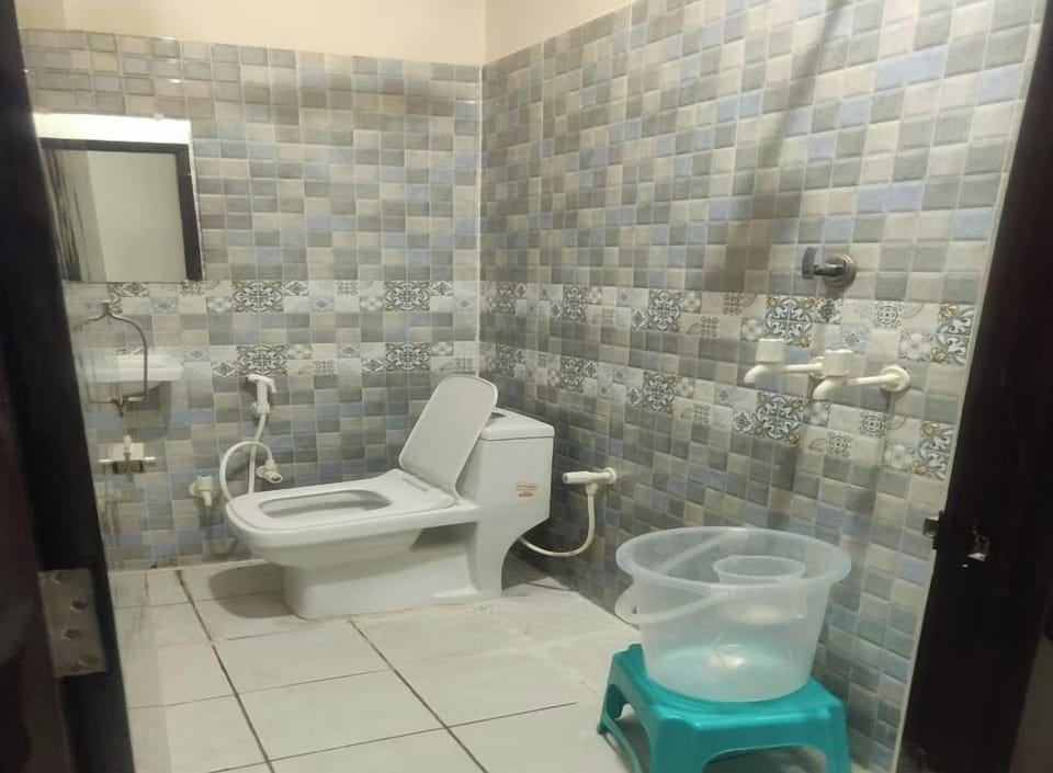 Deluxe Room | Bathroom | Shower, rainfall showerhead, bidet, soap