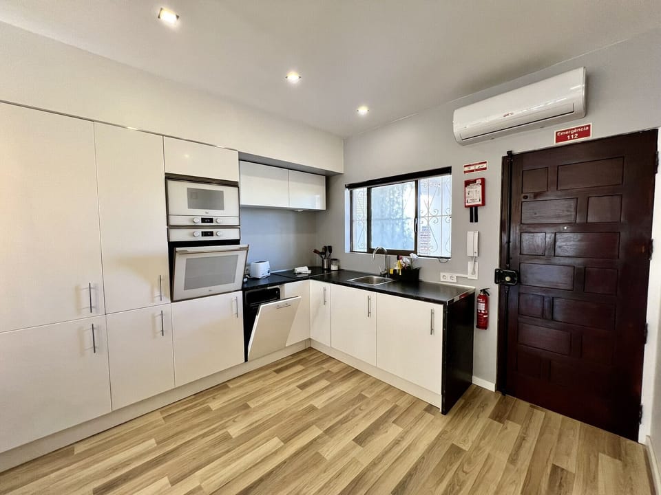 Microwave, oven, dishwasher, coffee/tea maker