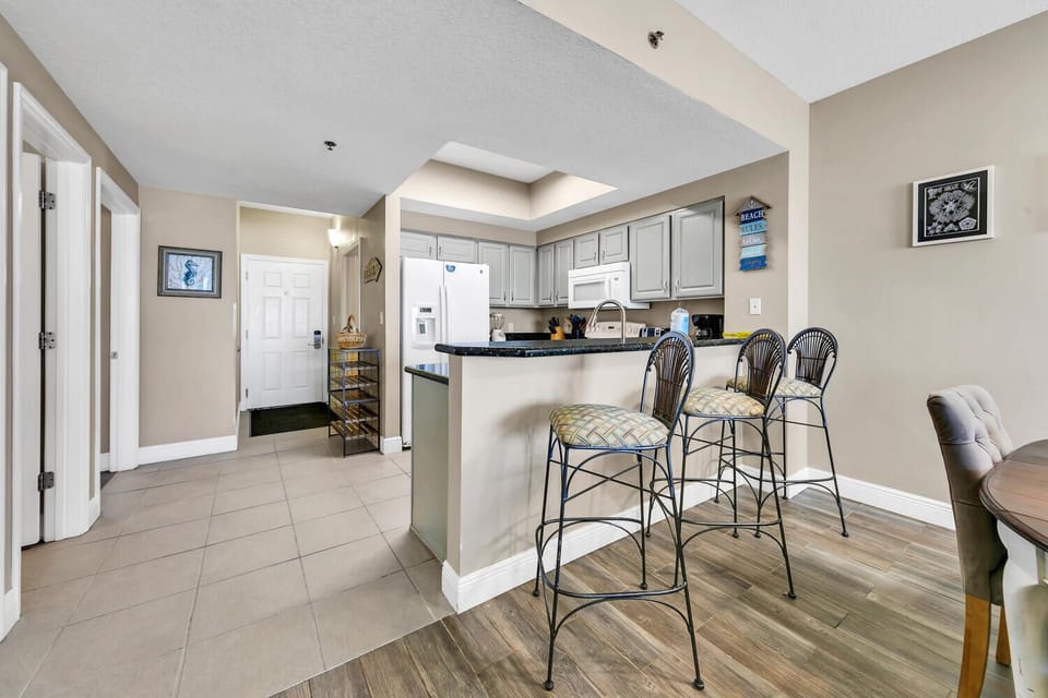 Kitchen with Breakfast Bar