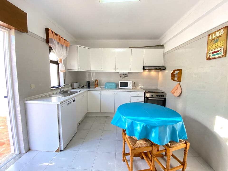 Microwave, oven, dishwasher, coffee/tea maker