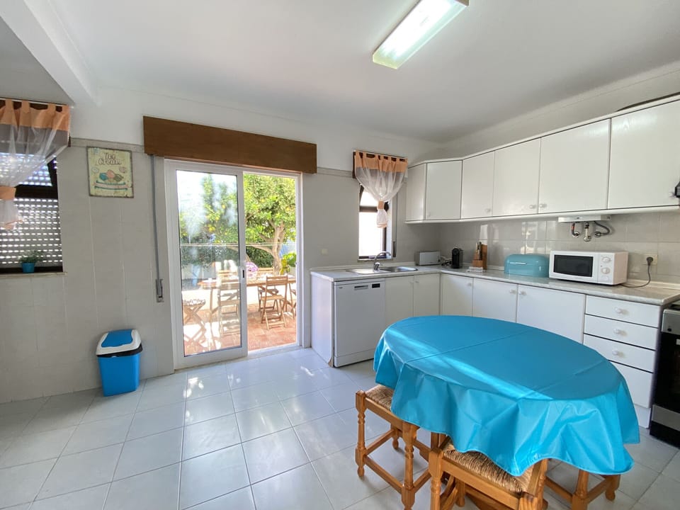 Microwave, oven, dishwasher, coffee/tea maker