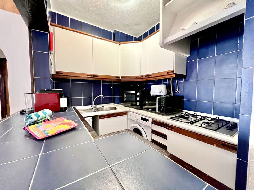 Microwave, coffee/tea maker, electric kettle, toaster