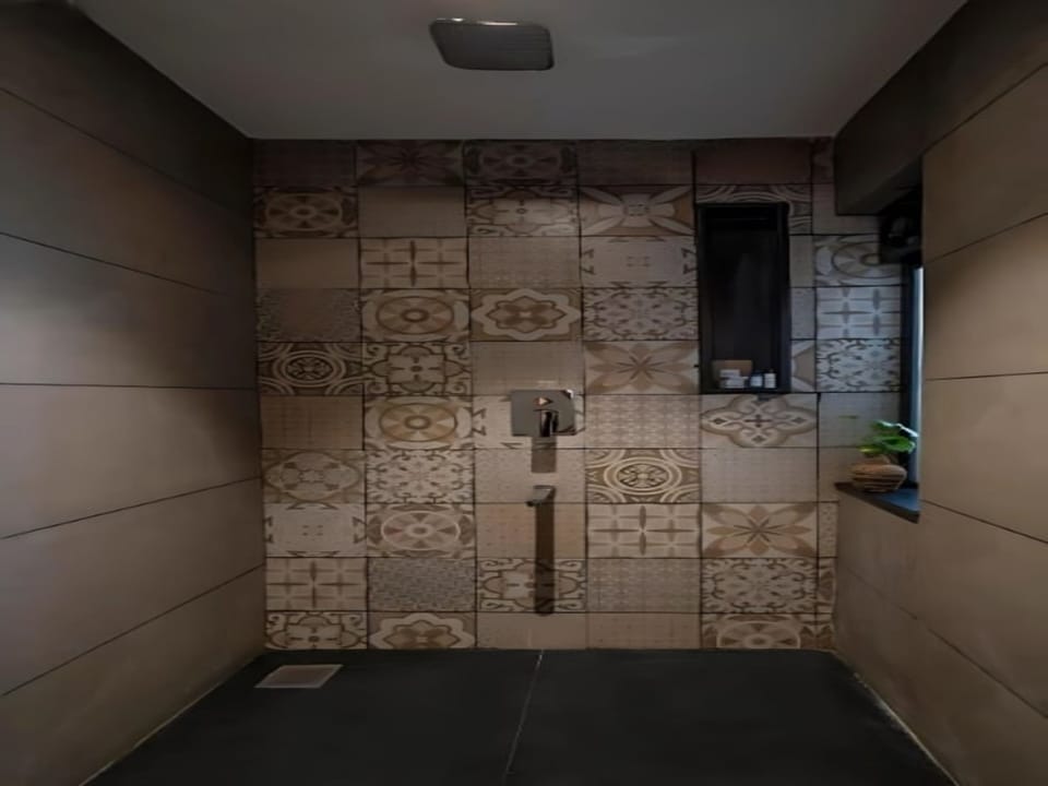 Kalindi Suite Cottage | Bathroom | Shower, free toiletries, hair dryer, slippers