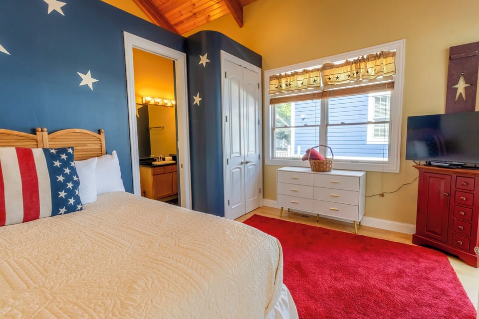 Main Level | Bedroom 1 | Queen | Attached Bath