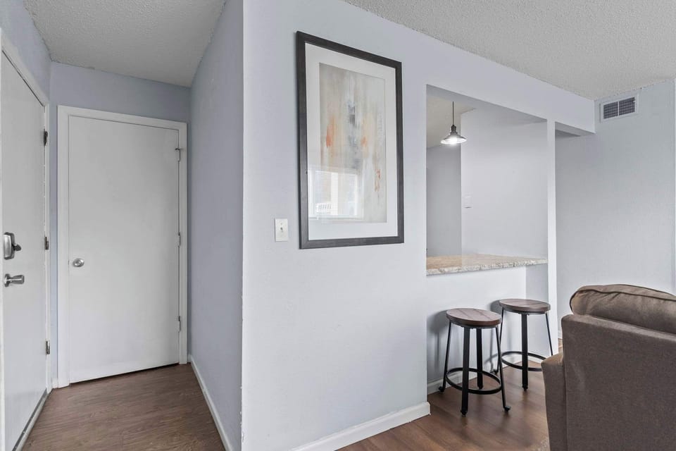 Counter Height Stools / Fully stocked Kitchen