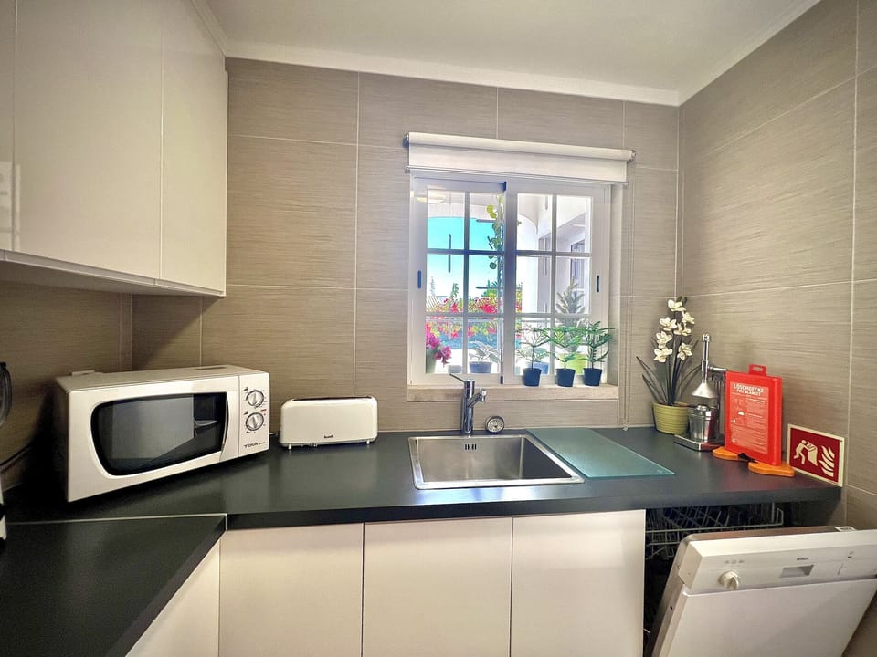 Microwave, oven, dishwasher, coffee/tea maker