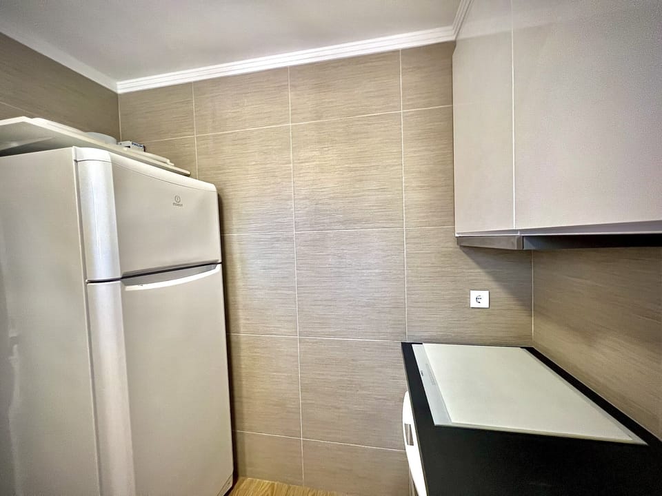 Microwave, oven, dishwasher, coffee/tea maker
