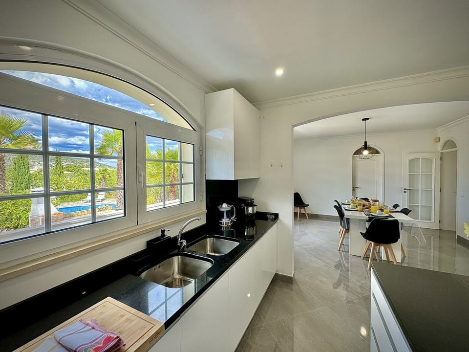 Microwave, oven, dishwasher, coffee/tea maker