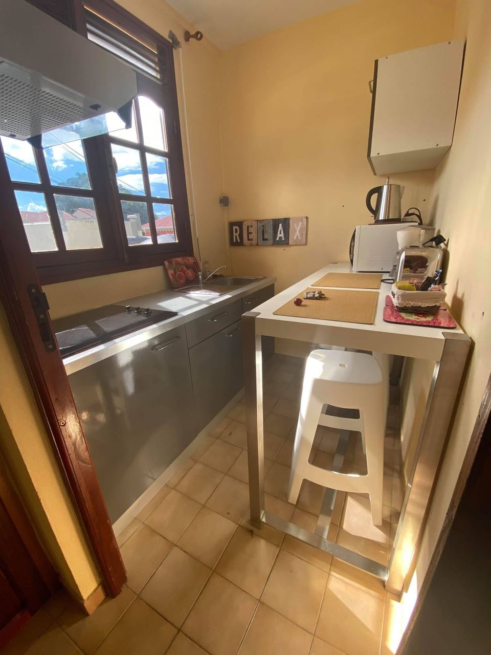 Classic Studio, 1 Double Bed, Non Smoking, Pool View | Private kitchenette | Paper towels