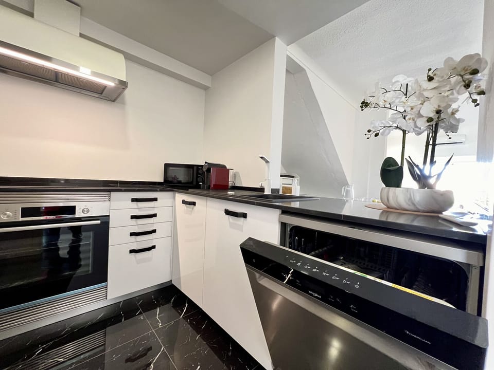 Microwave, oven, dishwasher, coffee/tea maker